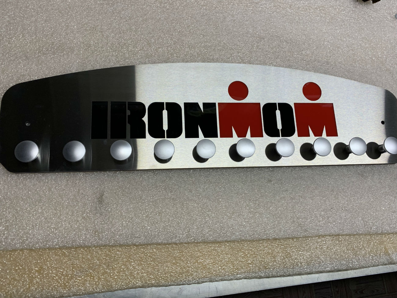 Изготовление медальницы IRONMOM с помощью лазерной резки металла и акрила