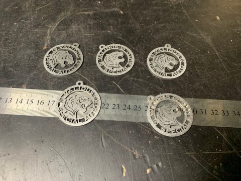 Изготовление брелоков и медальонов для фирм с их логотипами