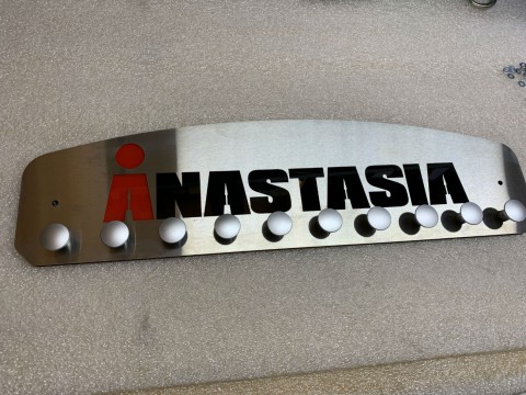 Изготовление медальницы ANASTASIA с помощью лазерной резки металла и акрила 