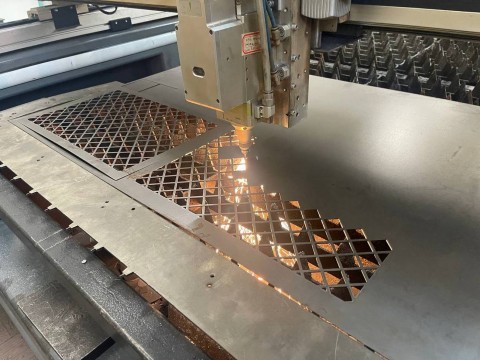Производственный процесс изготовления декоративной решетки методом лазерной резки 