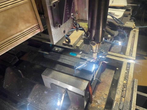 Процесс лазерной сварки плоских выводов аккумуляторов к алюминиевым шинам