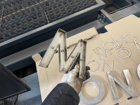 Объемные буквы из тонколистовой стали с элементами крепежа